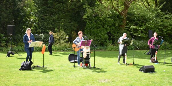 Intussen: Lokaal-O buiten de deur